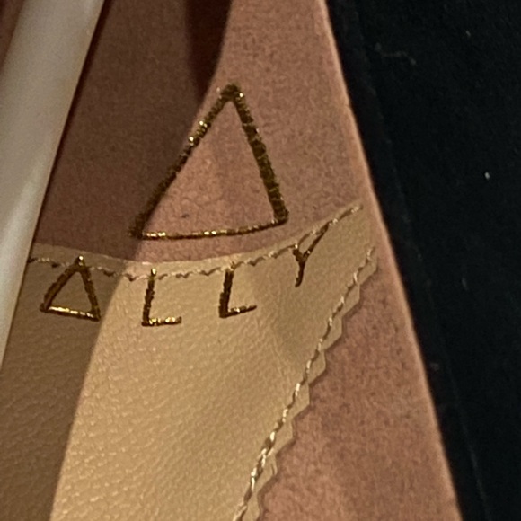 Designer Ally Heels. Made in Shanghai. Size 5 - Picture 7 of 9